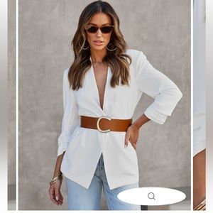 Chic brown belt with gold horseshoe buckle!